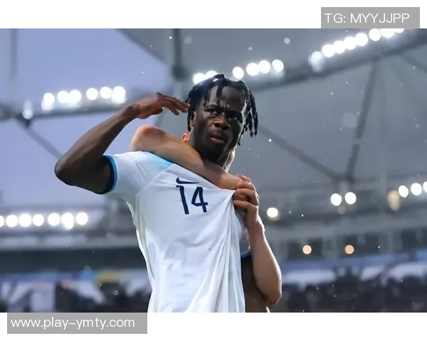 英格兰队今日训练迎来U20小将莱西塞缪尔坎贝尔强势加盟